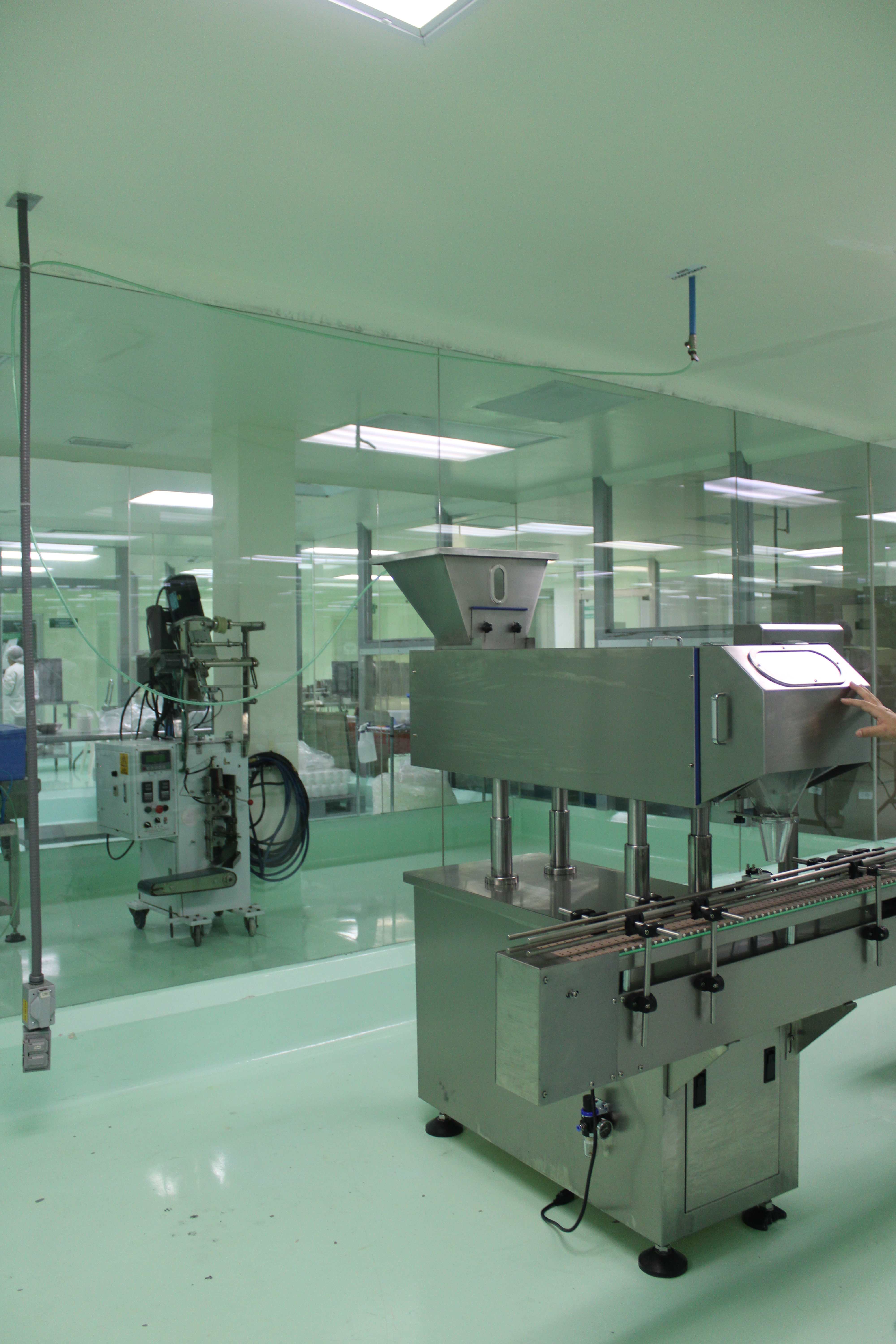 Vista panorámica de instalaciones HealthyLab - Sala limpia con equipos de manufactura