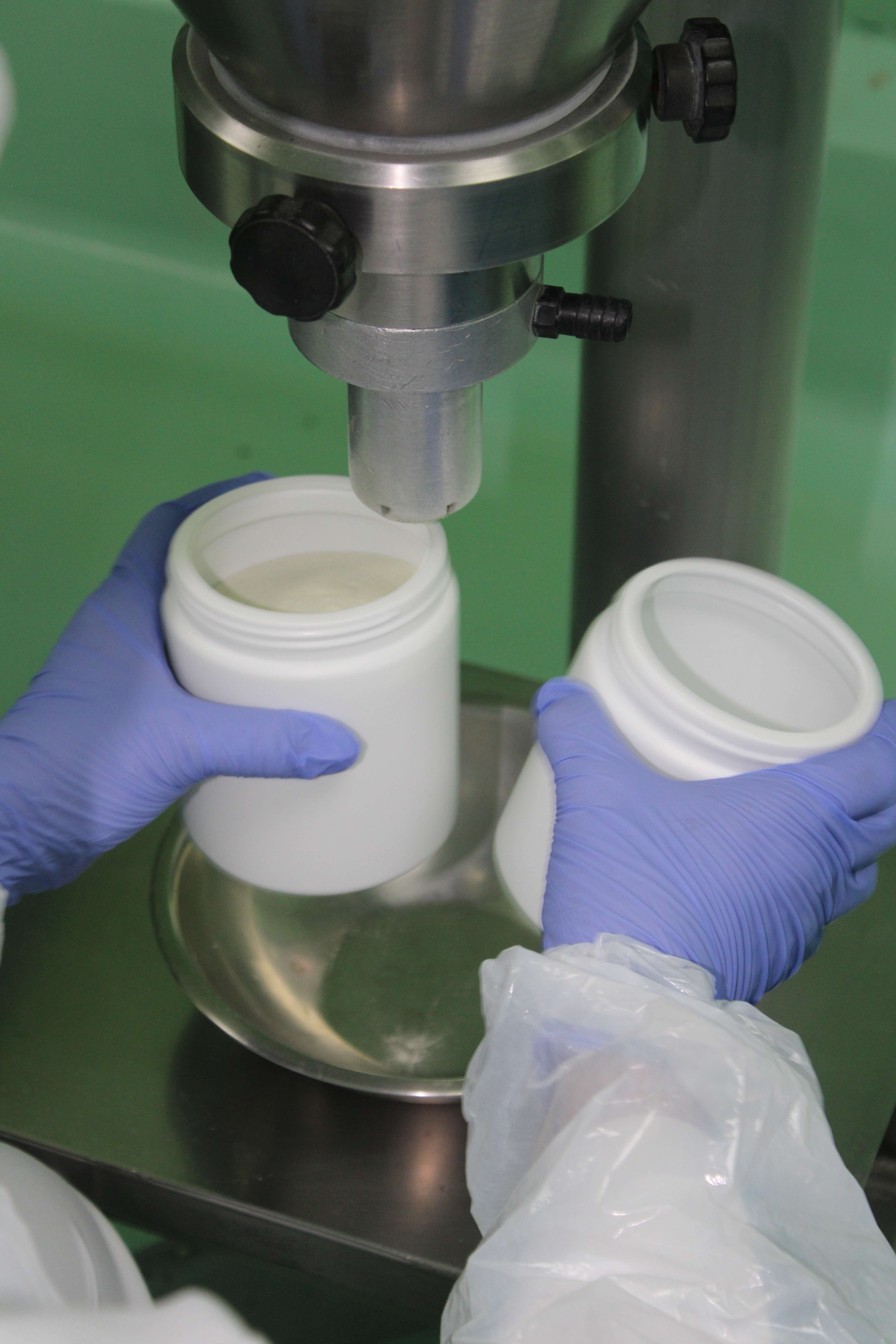 Proceso de llenado manual controlado - Personal técnico HealthyLab