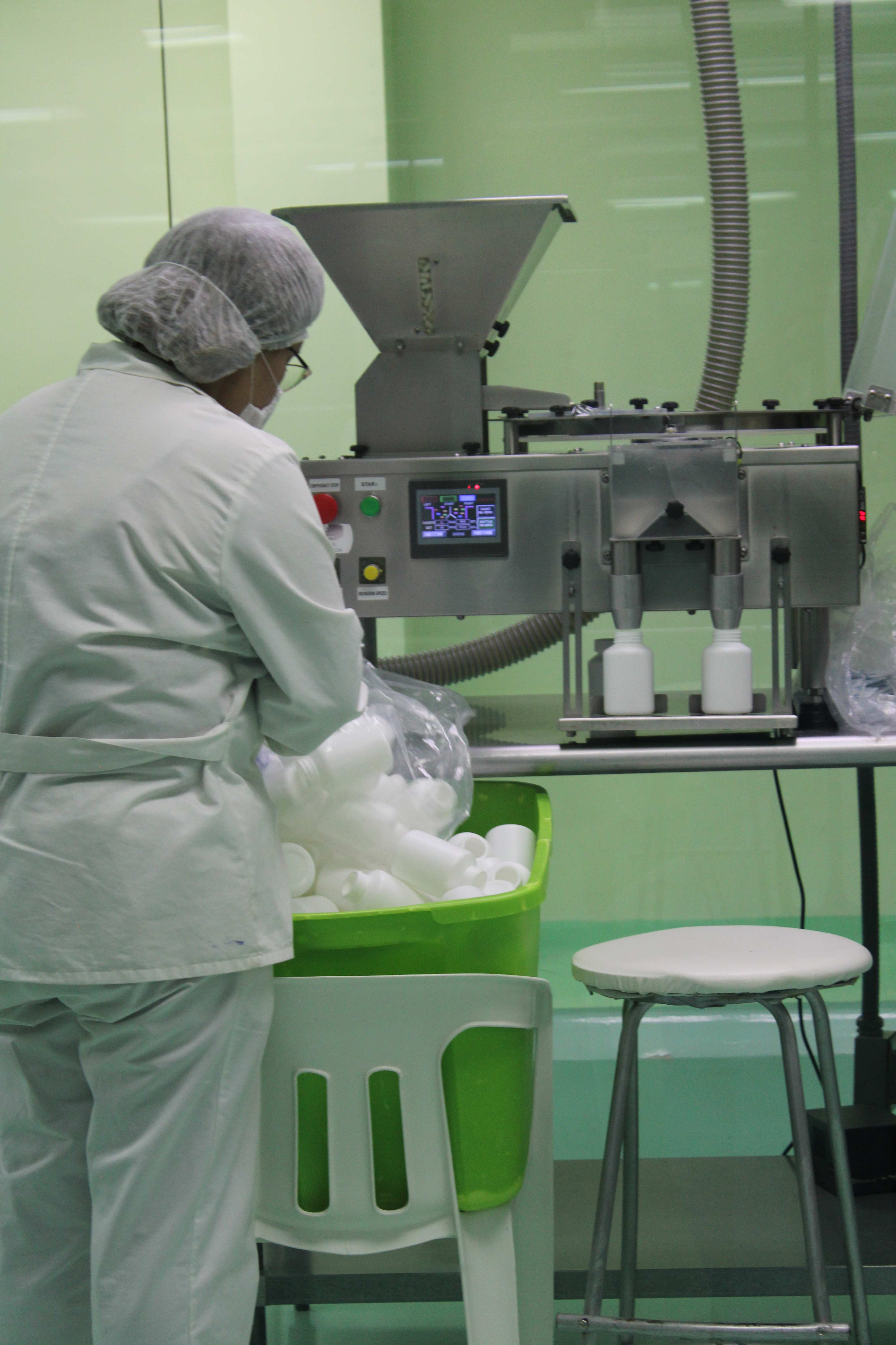 Técnico operando línea de llenado - Proceso de producción HealthyLab
